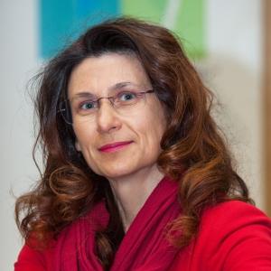 Zdjęcie portretowe Zofii Dzik, panelistki podczas spotkania HumanTech Meeting na Uniwersytecie SWPS