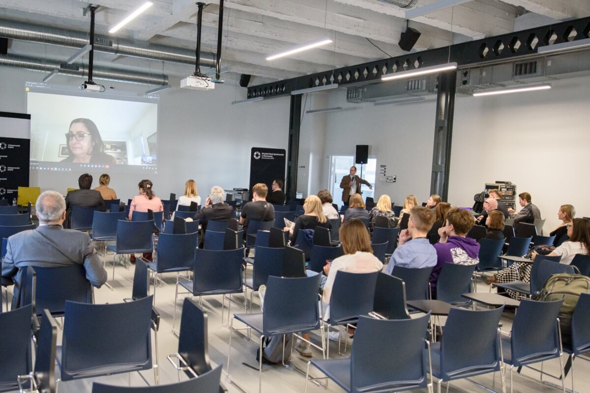 Publiczność przysłuchuje się konferencji naukowej „Innowacje społeczne. Wyzwania – Rozwiązania – Praktyki”, która odbywa się na Uniwersytecie SWPS 